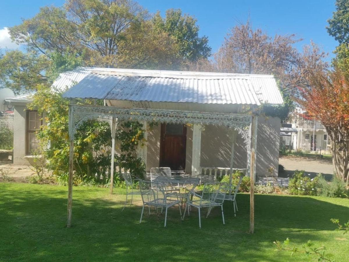 The Green Acorn Guest House Ficksburg Buitenkant foto